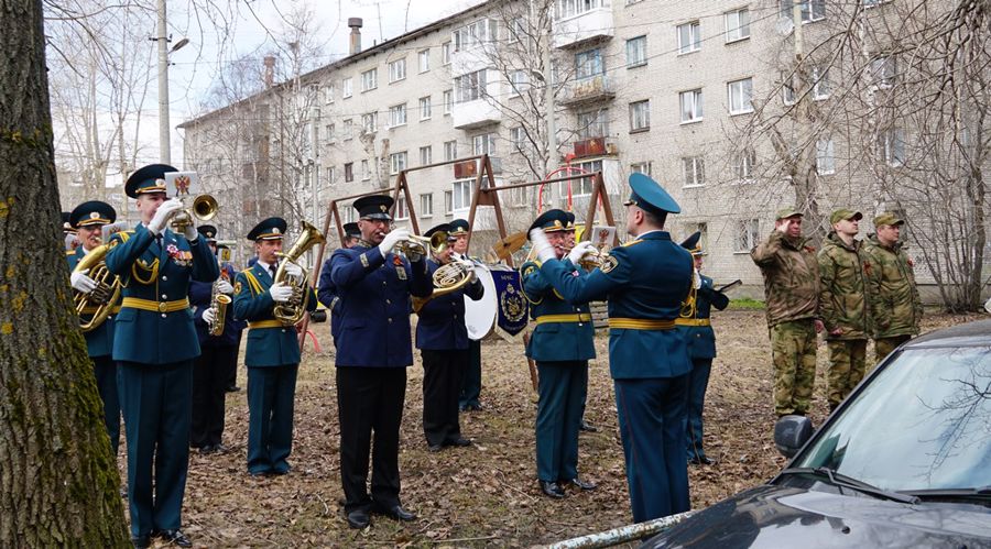 В Архангельске Росгвардия и МЧС подарили ветеранам музыкальный подарок